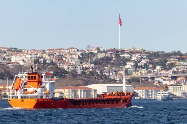 İstanbul, Türkiye veya Türkiye 'deki Boğaz Köprüsü, Avrupa' yı Asya 'ya bağlayan Boğaz, İstanbul, Türkiye' deki Tanker gemisi.
