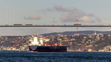 İstanbul, Türkiye veya Türkiye 'deki Boğaz Köprüsü, Avrupa' yı Asya 'ya bağlayan Boğaz, İstanbul, Türkiye' deki Tanker gemisi.