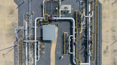 Hava manzaralı gaz kontrol istasyonu ekipmanları, doğal gaz tedarik boru hattı, düzenleyiciler ve doğal gaz boru hatları sanayi, doğal gaz boru hattı, doğalgaz sanayi fabrikası.