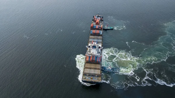 航观集装箱船和拖轮将航运拖至海港 集装箱船装载集装箱用于全球商业物流进出口 货运和运输 — 图库照片