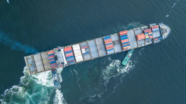 Nave Portacontainer Vista Aerea Rimorchiatore Trascinare Trasporto Porto Marittimo Contenitore — Foto Stock