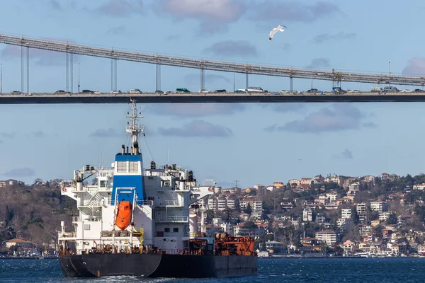 İstanbul, Türkiye veya Türkiye 'deki Boğaz Köprüsü, Avrupa' yı Asya 'ya bağlayan Boğaz, İstanbul, Türkiye' deki Tanker gemisi.