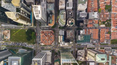 Singapur şehir merkezindeki hava manzaralı otoyol trafiği Singapur şehir merkezine giden yol Singapur silueti ve gökdelendeki iş amaçlı finansal yapılar..