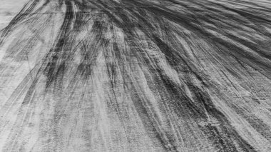 Tekerlek izleri araba lastiği izleri asfalt yol üzerinde araba fren izleri.