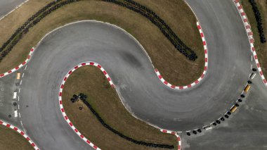Hava üst görünümü yarış kartı pisti, araba yarışı üst görünümü, asfalt yarışı ve eğri Grand Prix sokak pisti, hava manzaralı asfalt yarış pisti.