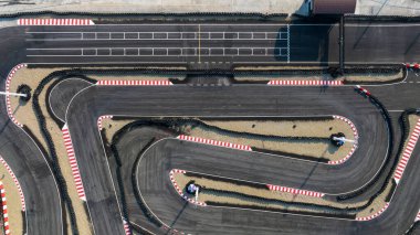 Hava üst görünümü yarış kartı pisti, araba yarışı üst görünümü, asfalt yarışı ve eğri Grand Prix sokak pisti, hava manzaralı asfalt yarış pisti.