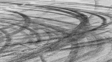 Asfalt pistinde lastik izi asfalt yarış pisti dokusu ve arka planda soyut siyah lastik izleri yarış pistinde asfalt yolda kayma izi asfalt yolda lastik izi.