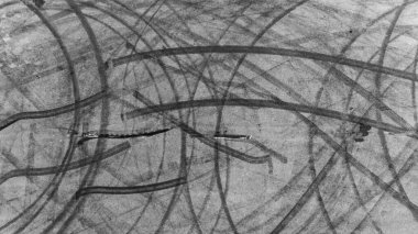 Asfalt pistinde lastik izi asfalt yarış pisti dokusu ve arka planda soyut siyah lastik izleri yarış pistinde asfalt yolda kayma izi asfalt yolda lastik izi.