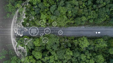 Ormandan geçen elektrikli araç, çevre için EV elektrik enerjisi, sürdürülebilir enerji tahsis hedefleri yeşil enerji, ekosistem sağlıklı çevre yolculuğu