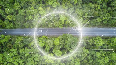 Elektrikli araba ve çevre için EV elektrik enerjisi, orman yolunda EV otomobili, orman boyunca dünya gezegeni, ekosistem sağlıklı çevre, doğayla elektrikli araba, Dünya 'yı Koru, Enerjiyi Koru.