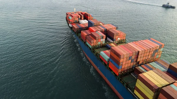 航空ビューコンテナ貨物船 グローバルビジネス業界は コンテナ貨物船で世界中の輸出貿易物流と輸送をインポート 貨物輸送海上 — ストック写真