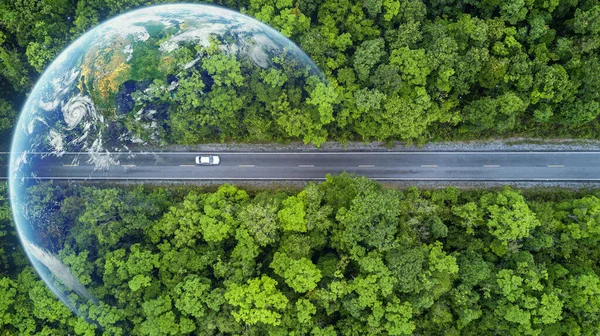 Elektrikli araba ve çevre için EV elektrik enerjisi, orman yolunda EV otomobili, orman boyunca dünya gezegeni, ekosistem sağlıklı çevre, doğayla elektrikli araba, Dünya 'yı Koru, Enerjiyi Koru.