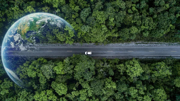 Eco Coche Carretera Forestal Con Planeta Tierra Pasando Por Bosque —  Fotos de Stock