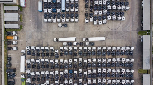 空中トップビューセミトレーラートラックローリー貨物車 道路上の大型貨物輸送セミトラック セミトラック駐車場 — ストック写真