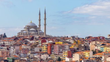İstanbul 'da mavi gökyüzü geçmişe sahip renkli konut alanına sahip Süleyman Camii, Türkiye, İstanbul Camii Süleyman minaresi, renkli evleri, İstanbul manzarası, Türkiye.