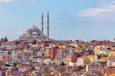 İstanbul 'da mavi gökyüzü geçmişe sahip renkli konut alanına sahip Süleyman Camii, Türkiye, İstanbul Camii Süleyman minaresi, renkli evleri, İstanbul manzarası, Türkiye.