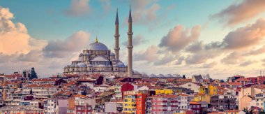 İstanbul 'da mavi gökyüzü geçmişe sahip renkli konut alanına sahip Süleyman Camii, Türkiye, İstanbul Camii Süleyman minaresi, renkli evleri, İstanbul manzarası, Türkiye.