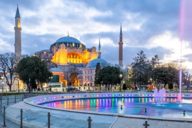 İstanbul 'daki Ayasofya Camii, İstanbul Sultanahmet Meydanı' ndaki Ayasofya, İstanbul 'daki popüler turizm merkezi, İstanbul' daki dünyaca ünlü heykel Bizans mimarisi Ayasofya, Türkiye.