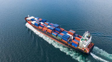 Hava görüşü konteynır kargo gemisi, lojistik ihracat ve uluslararası taşımacılık nakliyesi konteyner kargo gemisiyle açık denizde, konteyner kargo nakliye gemisi.