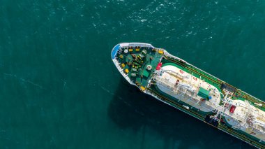 Ulaşım için denizdeki hava görüntülü gemi tanker gazı LPG, gaz yükleme için Liquefied Petroleum Gas LPG tankerinin LPG terminaline taşınması.