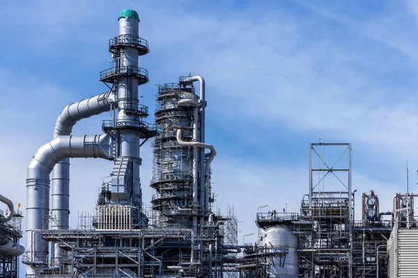 Przemysł Naftowo Gazowy Niebieskim Tłem Nieba Zakład Rafineryjny Strefie Przemysłowej — Zdjęcie stockowe