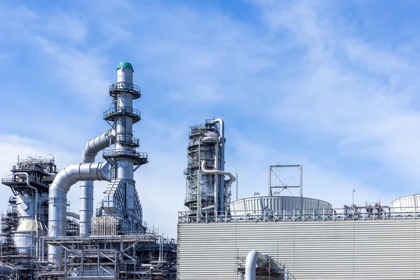 Przemysł Naftowo Gazowy Niebieskim Tłem Nieba Zakład Rafineryjny Strefie Przemysłowej — Zdjęcie stockowe