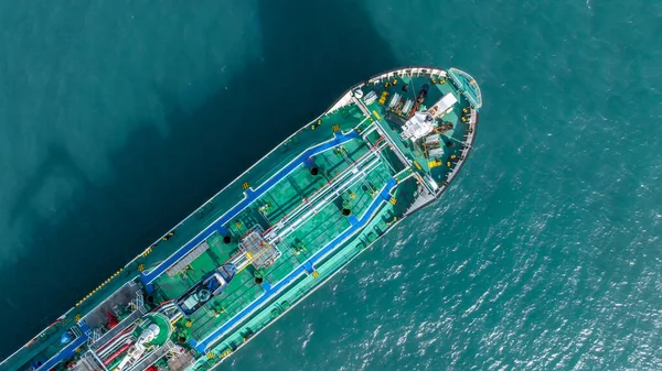 공중에서 내려다본 공중에서는 유류를 수송하기 바다에 유조선 조선을 수송하는 세계적 — 스톡 사진