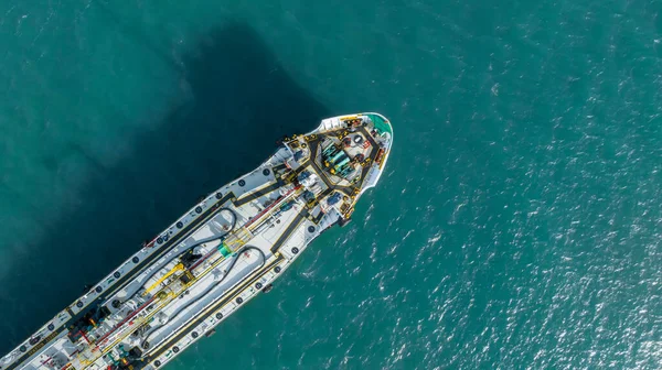 海上の航空トップビュー船タンカー原油輸送用原油 原油タンカーの石油ターミナルへの海上輸送積載用原油及びグローバルビジネス物流 — ストック写真