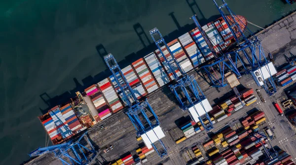 集装箱船货物运输海运 全球商业海运物流进出口商业物流和全球国际集装箱船 — 图库照片