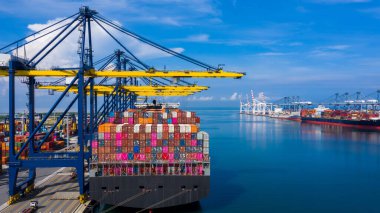 Konteynır gemisi kargo taşımacılığı, Global ticari lojistik ihracat ve taşımacılık uluslararası konteyner gemisi, Aerial view kargo gemisi.