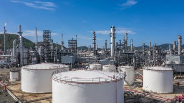 Petrol ve gaz rafinerisi endüstriyel petrol ve gaz depolama tankı Beyaz petrol ve gaz rafineri depolama tankı Sanayi bölgesinden Aerial view petrol ve gaz rafineri fabrikası.