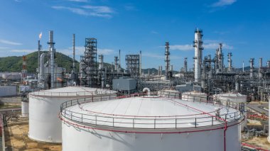 Petrol ve gaz rafinerisi endüstriyel petrol ve gaz depolama tankı Beyaz petrol ve gaz rafineri depolama tankı Sanayi bölgesinden Aerial view petrol ve gaz rafineri fabrikası.