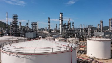 Petrol ve gaz rafinerisi endüstriyel petrol ve gaz depolama tankı Beyaz petrol ve gaz rafineri depolama tankı Sanayi bölgesinden Aerial view petrol ve gaz rafineri fabrikası.