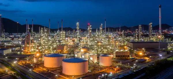 夜间空中观察有炼油厂背景的石油和天然气罐 夜间闪烁照明 石油生产 石化厂产品罐 — 图库照片