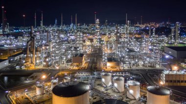 Hava manzaralı sıvı kimyasal tank terminali, sıvı kimyasal ve petrokimyasal ürün depolama tankı, petrol ve gaz depolama tankları endüstriyel petrol rafinerisinde.