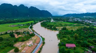 Vang Vieng 'deki köy ve dağ, Laos, Vang Vieng' deki Nam Song Nehri, Laos.