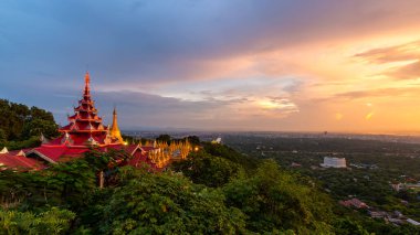 Mandalay Tepesi 'nin ana hac alanı ve Su Taung Pyae Pagoda Mandalay Tepesi Tapınağı, Mandalay, Myanmar.