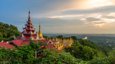 Mandalay Tepesi 'nin ana hac alanı ve Su Taung Pyae Pagoda Mandalay Tepesi Tapınağı, Mandalay, Myanmar.