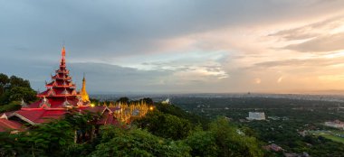 Mandalay Tepesi 'nin ana hac alanı ve Su Taung Pyae Pagoda Mandalay Tepesi Tapınağı, Mandalay, Myanmar.