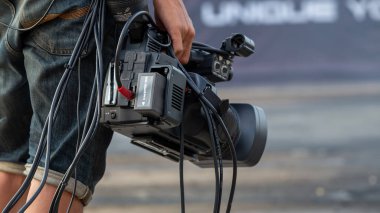 Etkinlik üzerine profesyonel videografiyi, video yönetmeni görüntü yönetmeni kamerasını, film yapımcılığını, videografiyi kapat.