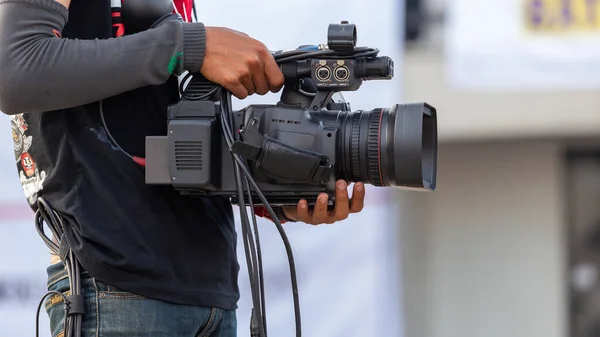 在活动中与专业摄影师 电影制作人 电影制作人 电影制作人 视频制作人保持密切的联系 — 图库照片