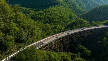 Köprü, araba, dağ ormanı, güzel yolu, köprüsü ve dağın üzerindeki yolu gösteren hava manzarası..
