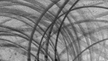 Hava manzaralı otomobil lastik izi, araba lastiği izi, tekerlek lastik izi, asfalt yolda siyah lastik izi..