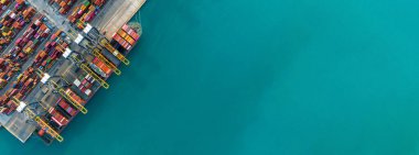 Konteynır kargo limanı terminalindeki hava görüntüleme konteynır gemisi, konteyner kargo gemisi deniz taşımacılığı küresel ticari lojistik ihracat dünya çapında konteyner gemisiyle uluslararası.
