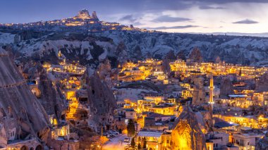 Alacakaranlıktaki Goreme Şehri, Kapadokya, Türkiye 'deki balon filimlerinin ünlü turizm merkezi, dağdan alacakaranlık şehri, Goreme' in Gece Manzarası, Kapadokya, Türkiye.