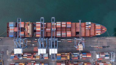 Hava görüşü konteynır konteynırı taşıyan kargo gemisi konteynır, küresel ticari ithalat ihracat ihracat ihracat nakliyat konteyner kargo gemisi, konteyner korkusu ile uluslararası taşımacılık.