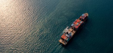 Hava görüşü konteynır konteynırı taşıyan kargo gemisi konteynır, küresel ticari ithalat ihracat ihracat ihracat nakliyat konteyner kargo gemisi, konteyner korkusu ile uluslararası taşımacılık.