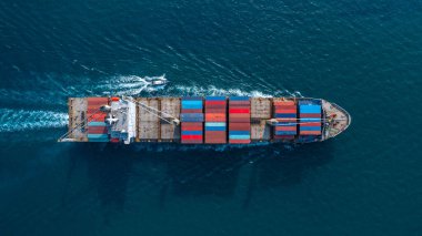 Hava görüşü konteynır konteynırı taşıyan kargo gemisi konteynır, küresel ticari ithalat ihracat ihracat ihracat nakliyat konteyner kargo gemisi, konteyner korkusu ile uluslararası taşımacılık.