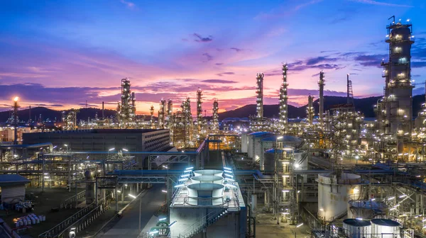 정련소 배경을 기름과 석유화학 공장의 반짝임 석유의 석유화학 공장에 로열티 프리 스톡 이미지