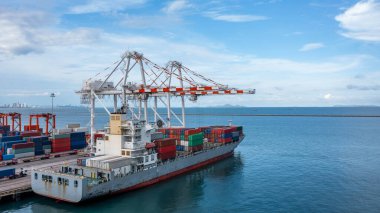 Hava görüşü konteynır konteynırı taşıyan kargo gemisi konteynır, küresel ticari ithalat ihracat ihracat ihracat nakliyat konteyner kargo gemisi, konteyner korkusu ile uluslararası taşımacılık.